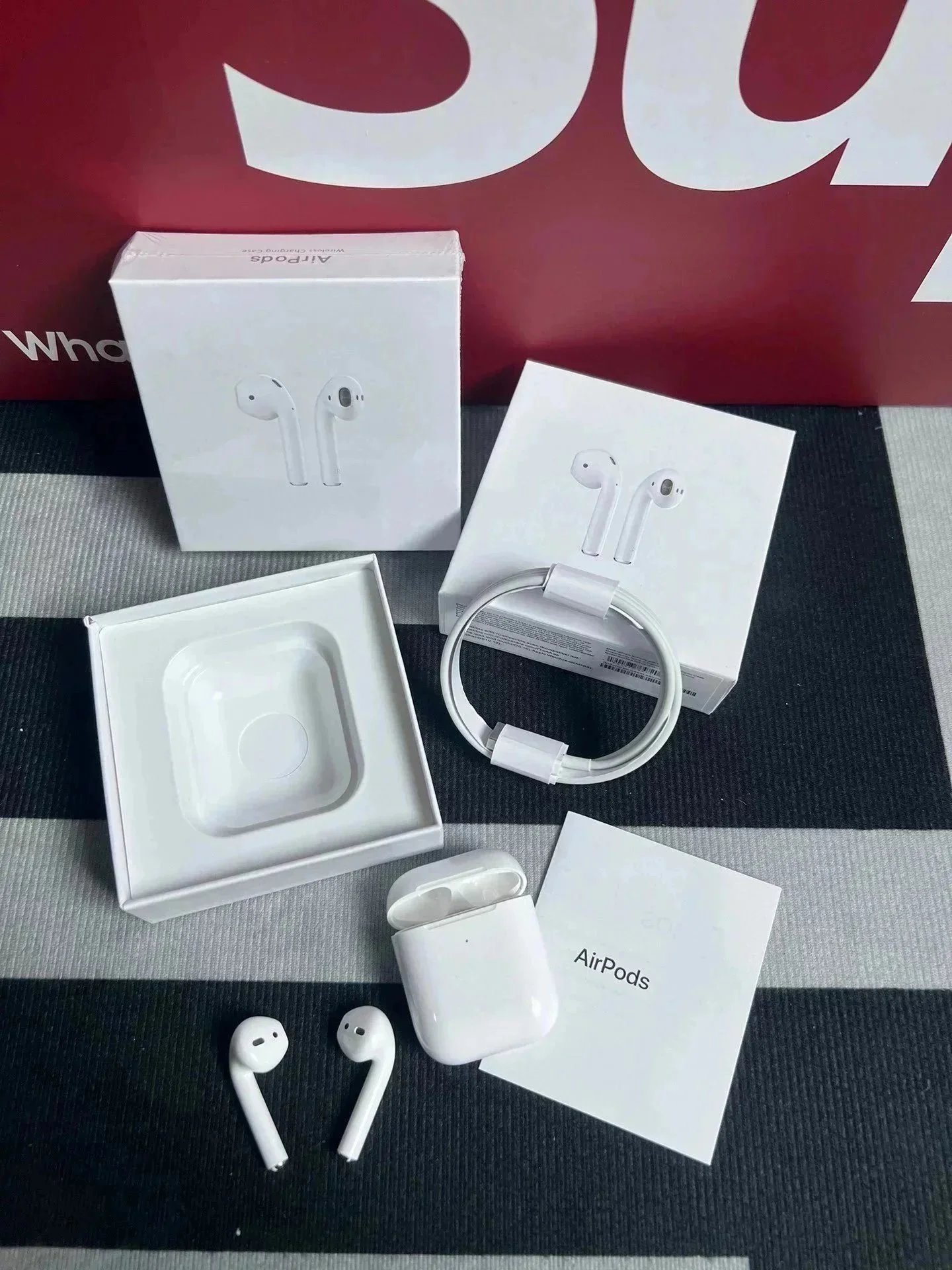 Apple White AirPods with Charging Case