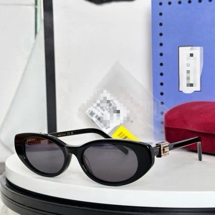 Gucci Black Cat-Eye 