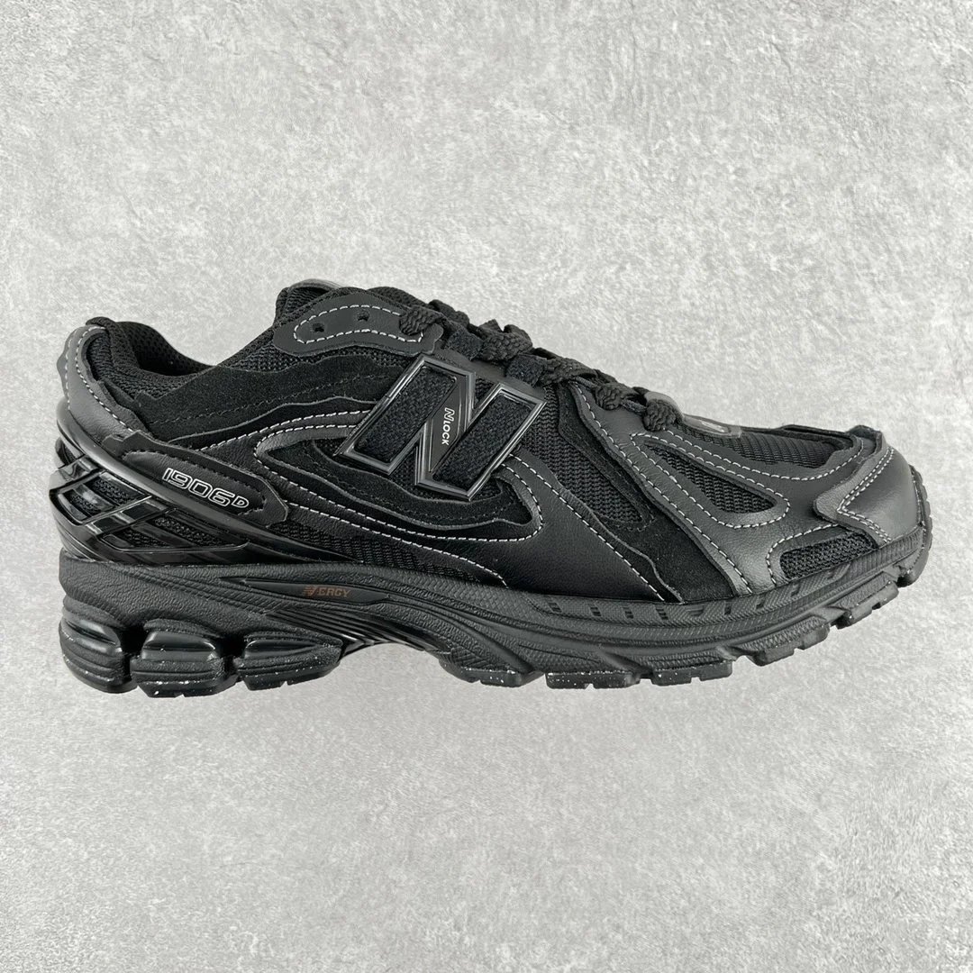New Balance Black 19