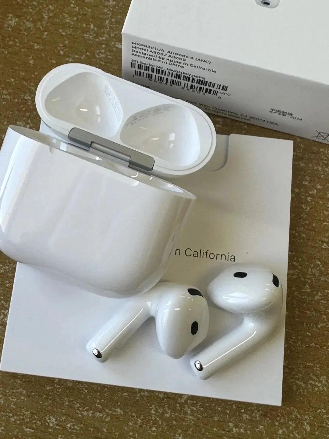 Apple White AirPods 4 (ANC)