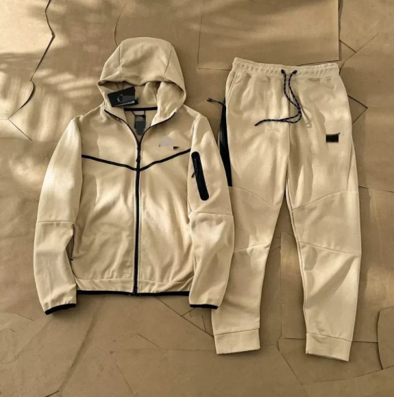 Nike Beige Hoodie an