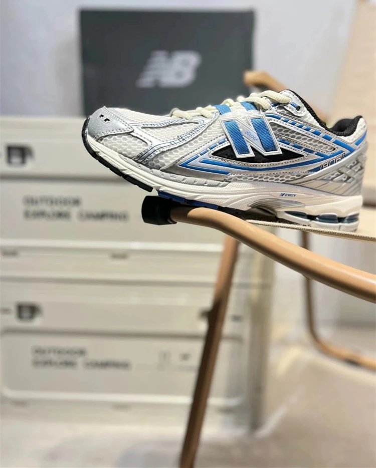 New Balance White an