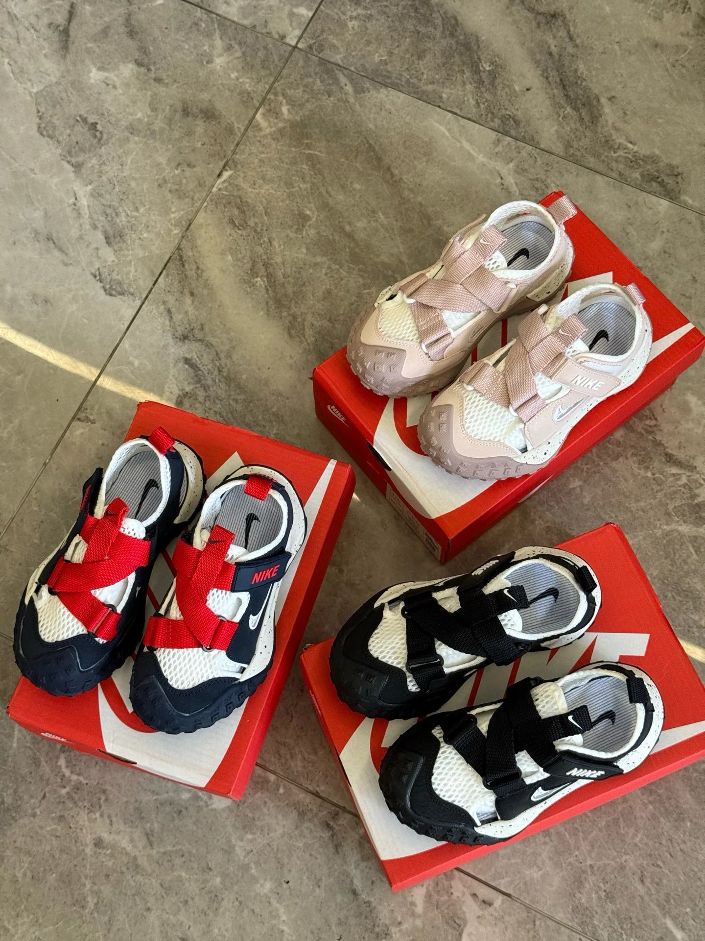 Kid Nike Multi-Color Strap Sneakers